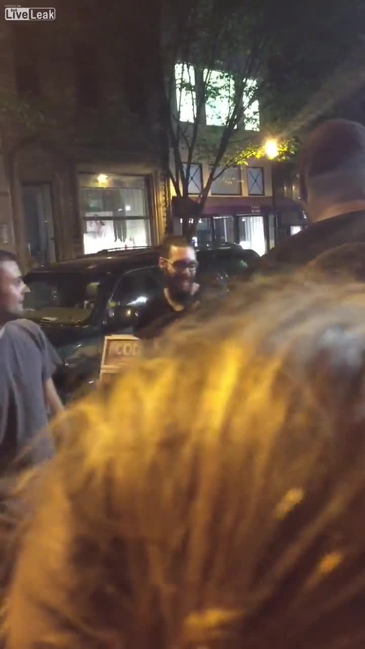 Tenhle týpek tak dlouho provokoval obřího vyhazovače, až skončil v bezvědomí na zemi