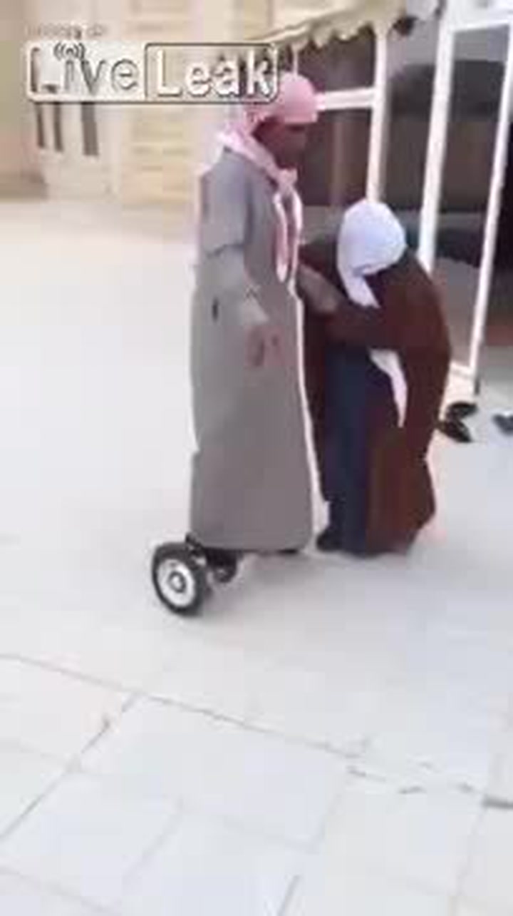 Arabský táta dostal na vyzkoušení hoverboard. Proletěl hlavou skleněnými dveřmi