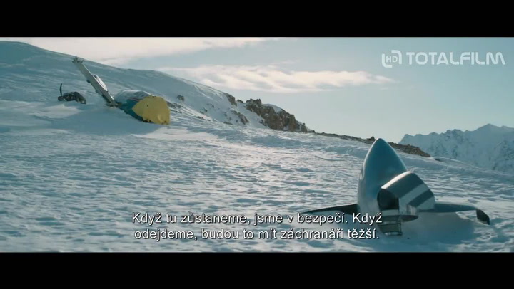 Kate Winslet zůstala po pádu letadla napospas divočině. Podívejte se na ukázky z filmu Hora mezi námi!