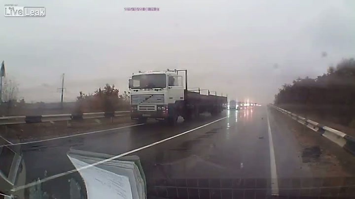 Auto je předjelo v dešti, za pár sekund v něm byli všichni mrtví