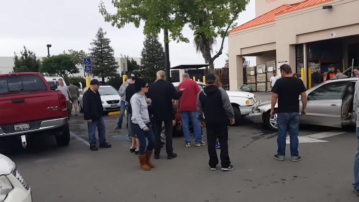Z banální hádky před supermarketem se stal boj na život a na smrt! Agresoři do sebe bourali auty!