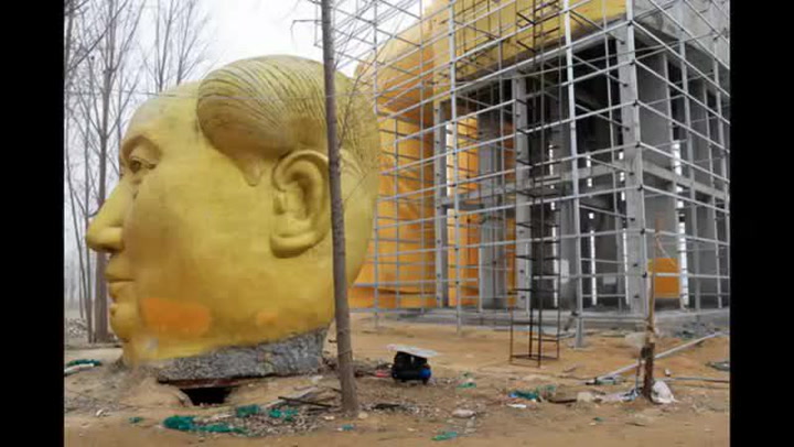 Jednomu z největších vrahů století postavili obří zlatou sochu vysokou jako panelák