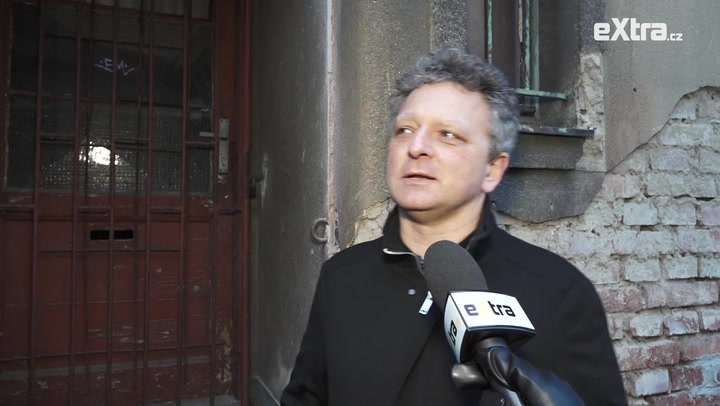 Kamarád Tomáše Holého ukázal jeho rodný dům a rozpadající se byt Lucie Bílé