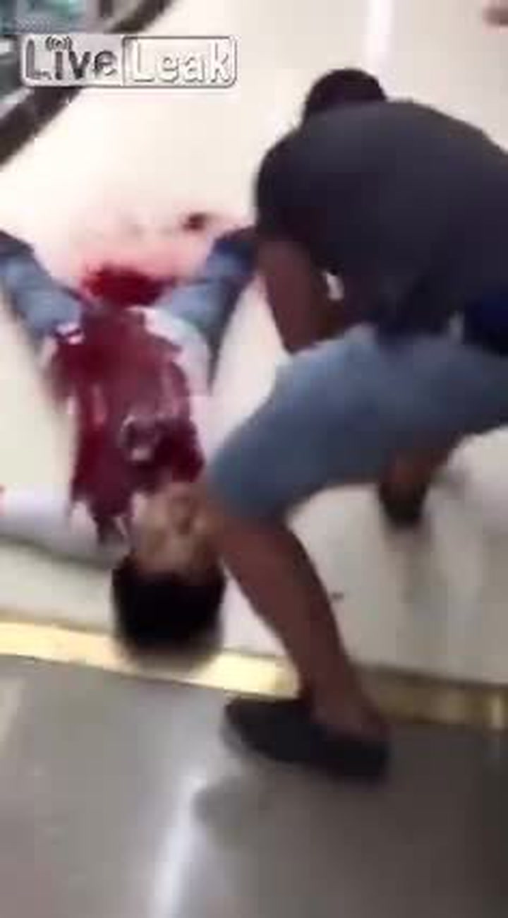 Otřesná scéna uprostřed supermarketu. Muž se pobodal nožem, potom se sesunul na podlahu