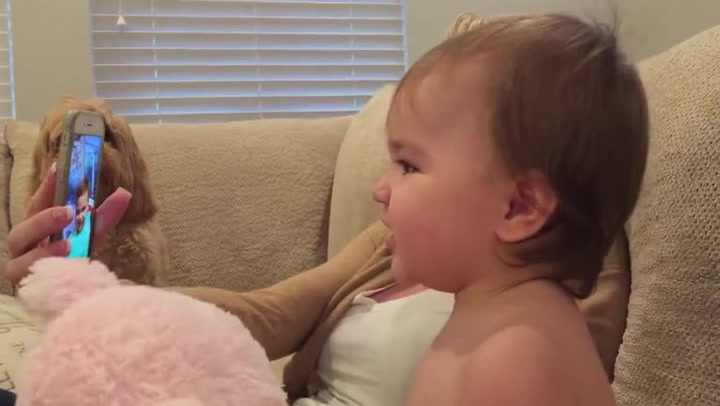 Nejroztomilejší video! Dva kojenci si povídají videohovorem, jejich konverzace totálně ovládla internet!