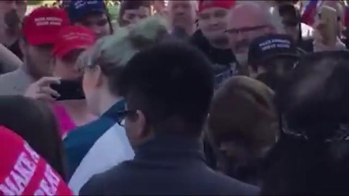 Na setkáních s Donaldem Trumpem to pořádně vře! Tahle holka dostala pepřákem přímo do obličeje