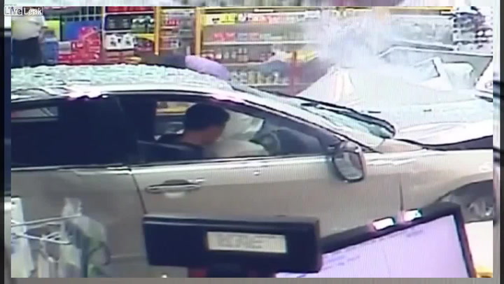Tahle žena přežila vlastní smrt! Auto vletělo obří rychlostí přímo do obchodu, kde nakupovala