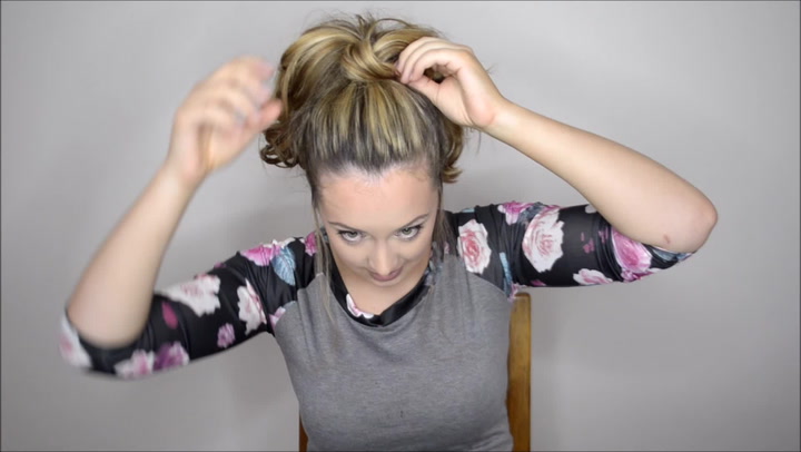 Jak si za pár chvilek na hlavě vytvořit nádherný drdol? Tahle kráska vám to předvede!