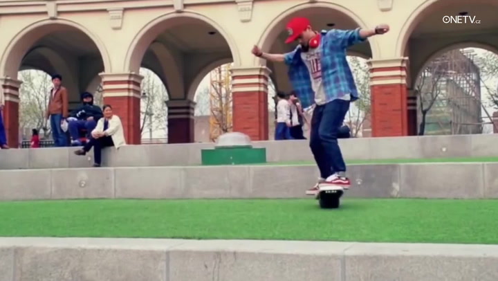 Seznamte se s hitem letošních Vánoc: Zahoďte segway a skateboardy, tohle je jiný level přepravy!