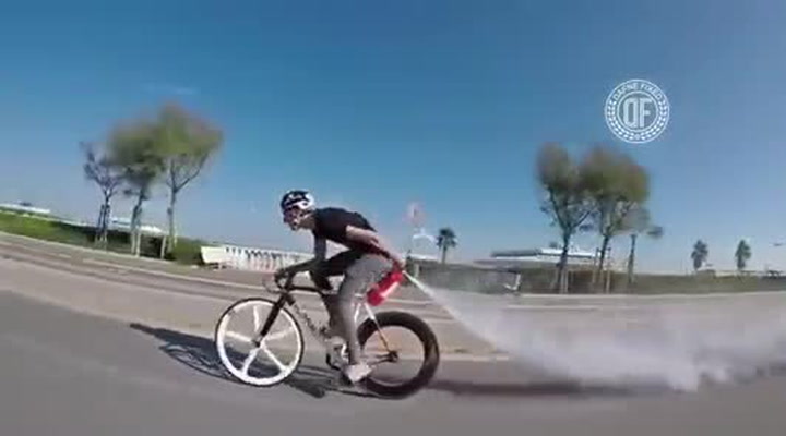 Co se stane, kdy si k sedlu na kole přiděláte hasičák? Tenhle bláznivý cyklista to vyzkoušel