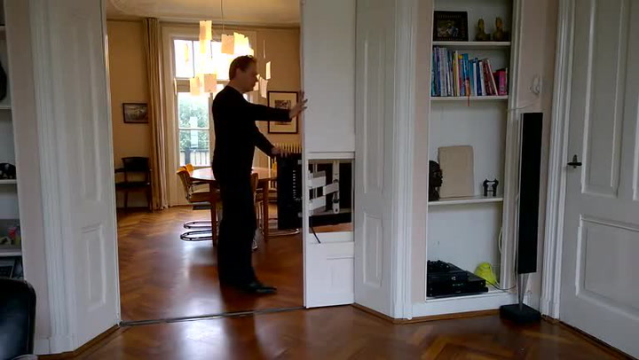 Nevíte kam s televizí v malém bytě? Tenhle chlapík vymyslel geniální řešení!