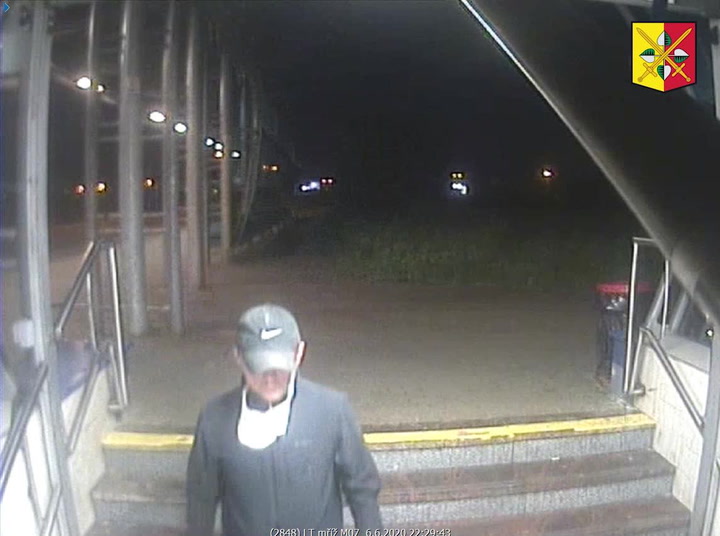 Policie prosí o pomoc s pátráním: Útočník napadá mladé ženy v Praze