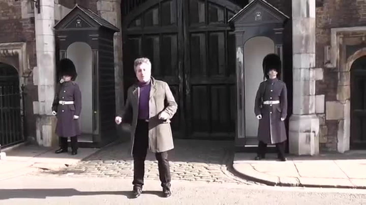 Člen královské stráže se pořádně vytočil! Seřval francouzského turistu jak malé dítě!