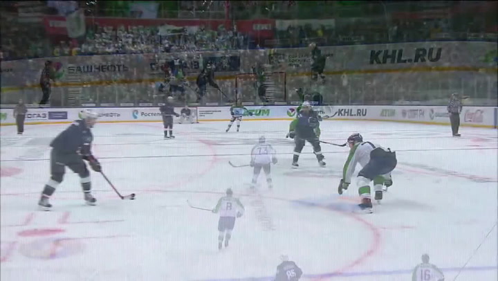 Největší kliďas v KHL? Tenhle brankář má mnohem víc štěstí než rozumu!
