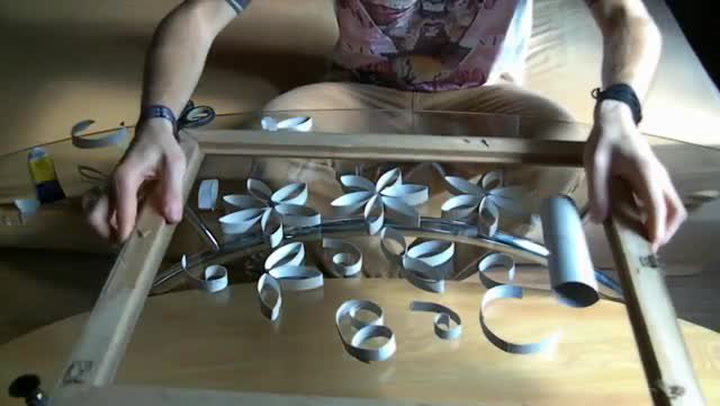 Vzal obyčejný rám obrazu, role od utěrek a vytvořil něco velkolepého. Tohle DIY musíte vidět!