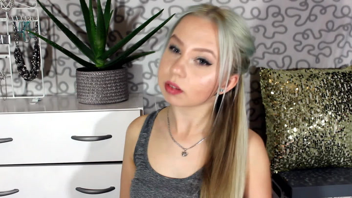 Jak sama sobě za pár chvilek uplést tenhle nádherný účes? Podívejte se na to!
