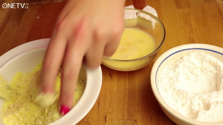 Gastronomický orgasmus! Pečený a v mandlích obalovaný sýr je lepší než klasický smažák!