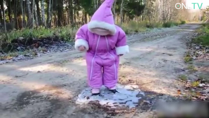 POZOR, klouže to! Z těchto záběrů zoufalých lidí na ledu si ustříknete do textilu!