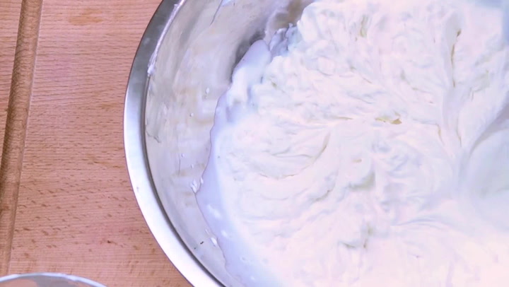 Budou se vám sbíhat sliny: Na tenhle lahodný cheesecake potřebujete jen bebe sušenky a další 4 suroviny!