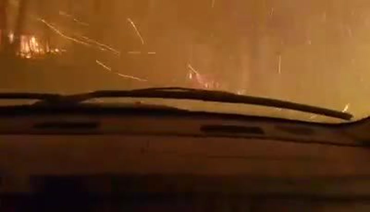 Únik z pekla. Podívejte se na riskantní únik autem z obřího lesního požáru