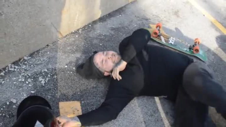 Jeho kamarádi nechtěli, aby měl někdy v životě rodinu. Jinak si tenhle drsný prank neumíme vysvětlit