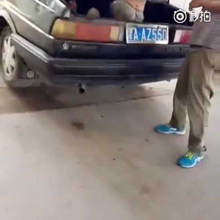 Nechutné týrání. Na benzínce ho natočili, jak bije svojí ženu a pak jí zavře do kufru auta!