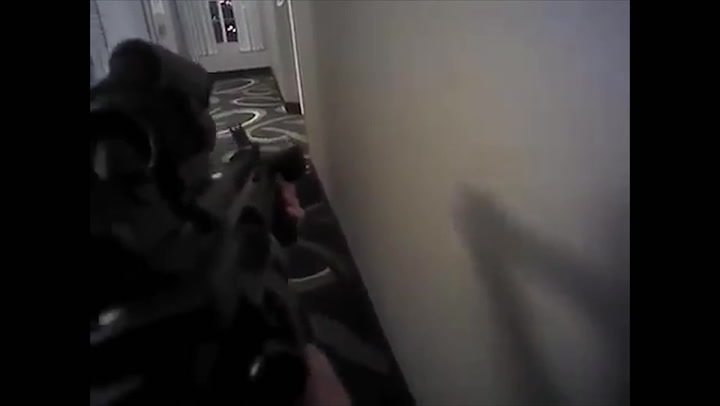 Neuvěřitelný případ zabití při zatýkání. Muž prosil o život, policista jej zastřelil. Trestu unikne