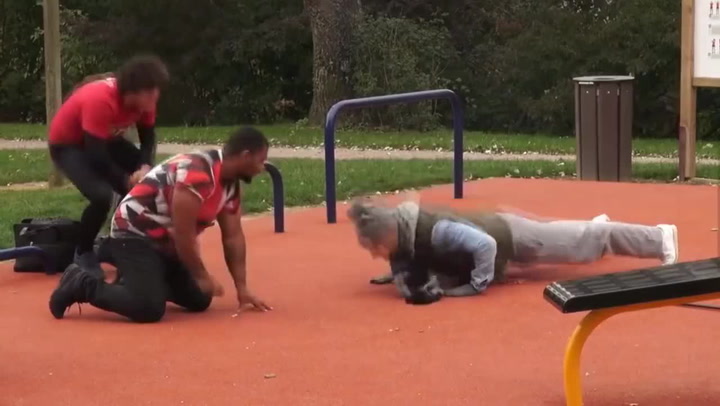 Vetchý dědeček totálně znemožnil kluky v posilovně! Tohle musíte vidět!