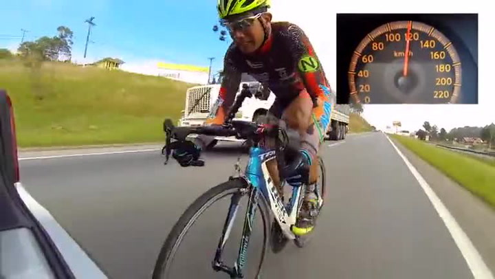 Jak rychle se dá jet na kole? Tenhle chlapík to na dálnici natřel kamionům i osobním autům!