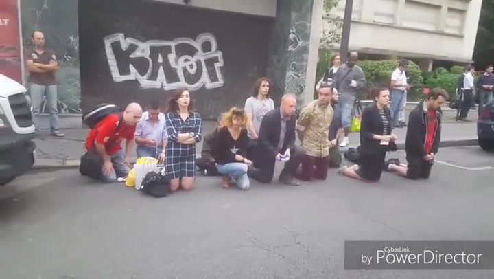 Rušil modlící se lidi hudbou z mobilu. Jeden z nich na něj okamžitě zaútočil!