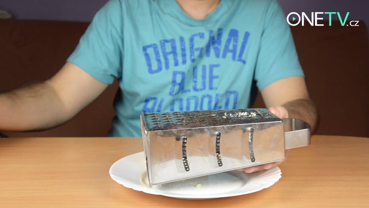 Jak nastrouhat příliš tvrdý sýr? Anežka s Jiříkem na to kápli!