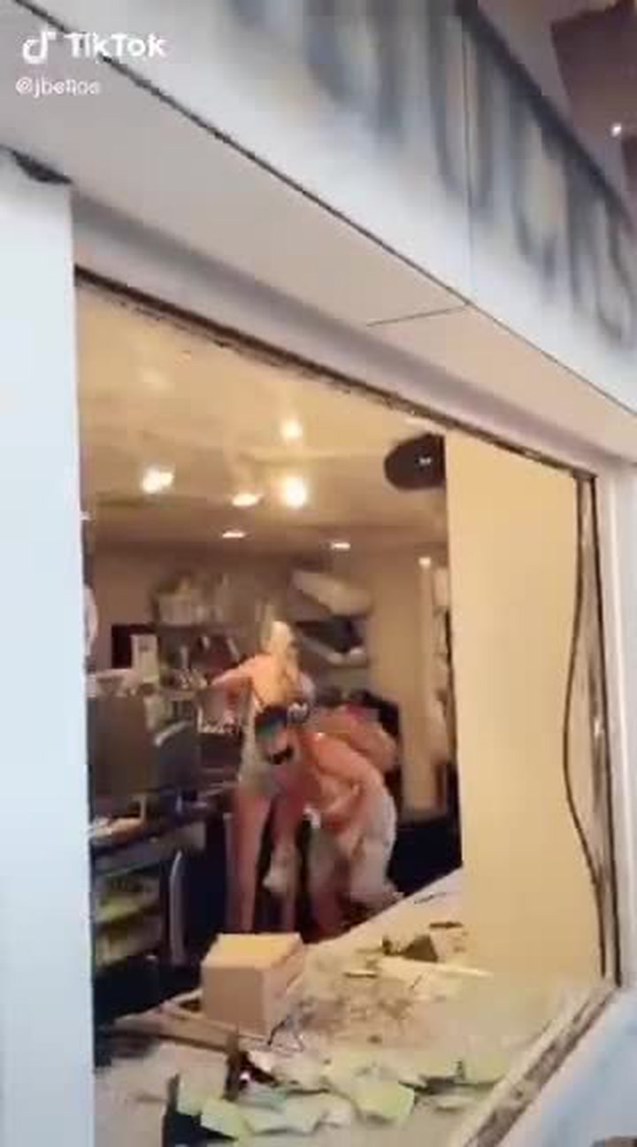 Američané protestují proti policejní brutalitě: Vyrabovali i kavárnu Starbucks