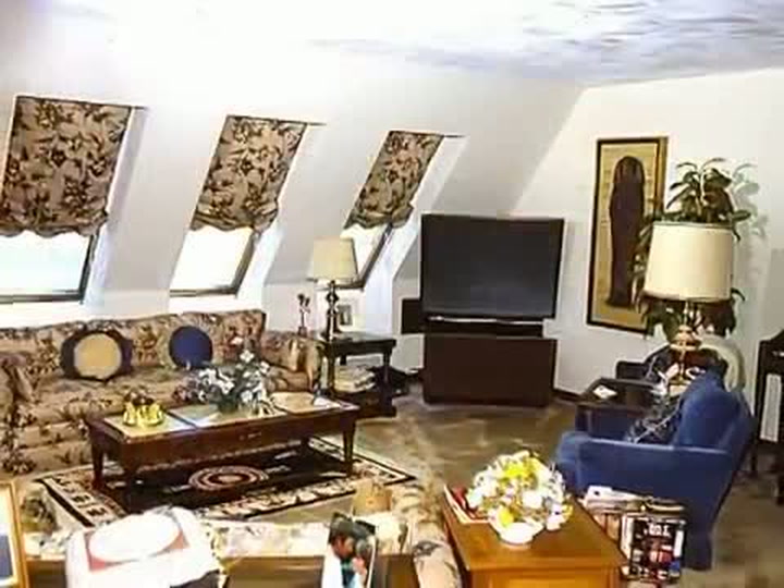 Magnát si postavil obří zlatou pyramidu a bydlí uvnitř. Má prý magické schopnosti!