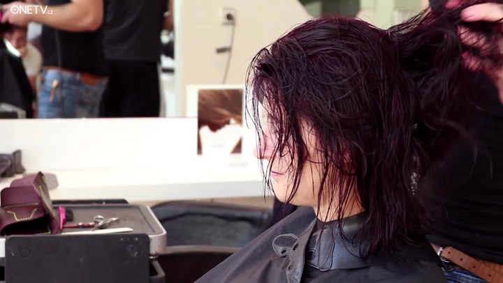 Parádní proměna! Barevné vlasy nejvíc frčí: Sluší nejen blondýnkám, ale i brunetkám!