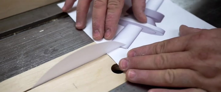 Jediným listem papíru dokážete přeříznout i kus dřeva. Nevěříte? Podívejte se na video!