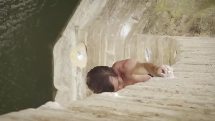 Opálení svalovci lezou bez jištění na starý most. Holky, tohle je podívaná přesně pro vás!