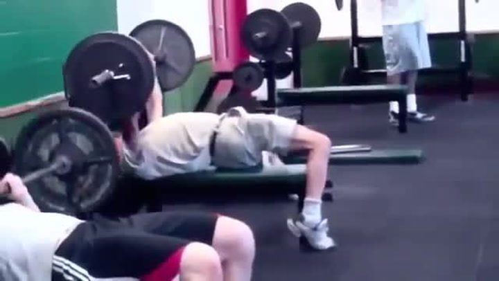 Tohle je sbírka těch největších failů z fitek a posiloven! A pak, že sport prospívá zdraví…
