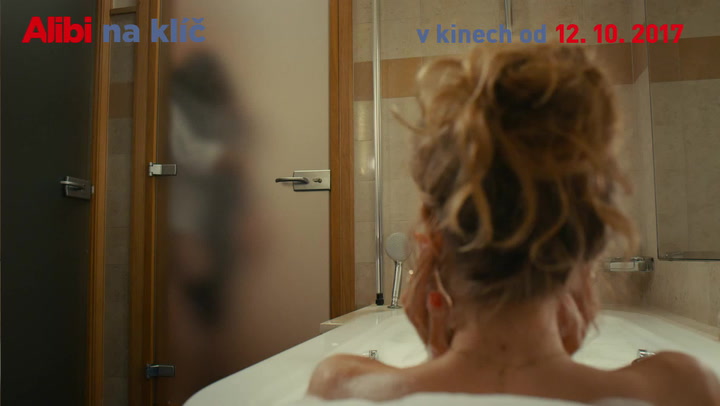 Neuvěříte, co zažila nahá dívka ve vaně v komedii „Alibi na klíč“ . Tohle vás rozhodně pobaví