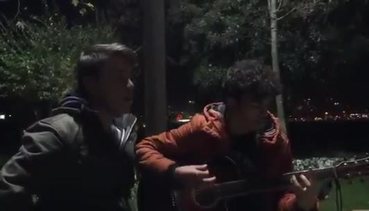 Kluci hráli v parku na kytaru, náhodou natočili obří teroristický útok!