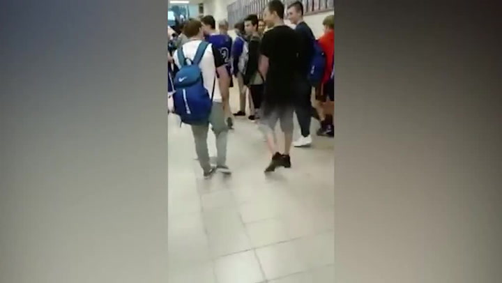 Chtěl ve škole šikanovat menšího spolužáka, ten měl ale na jeho chování drsnou odpověď