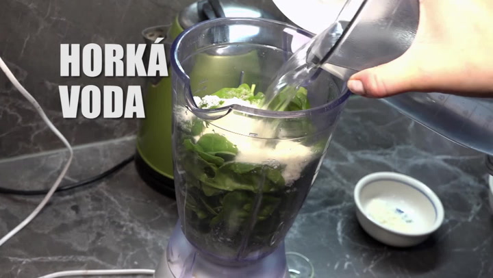 Nevařený špenátový krém: Rychlejší polévka už neexistuje, vyzkoušejte ji!