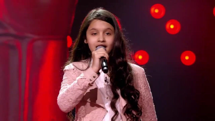 Když romská holčička v Hlasu otevřela ústa, porota okamžitě stiskla tlačítka pro postup. Zpívala jako světová superstar