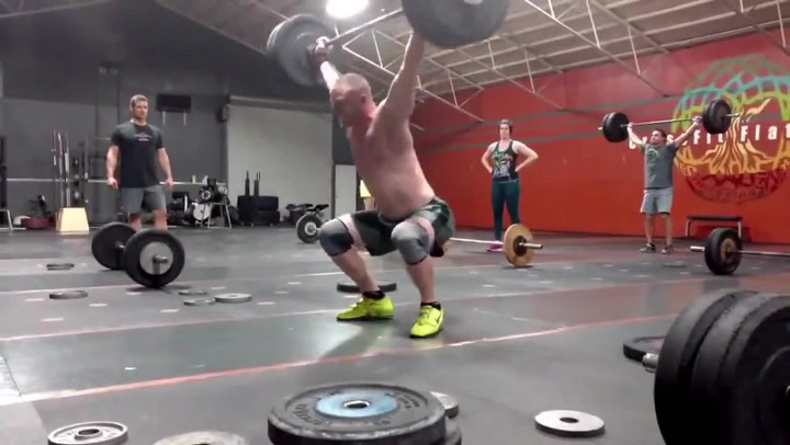 Tenhle chlapík se v posilovně chystal na obří váhu. V půlce se stalo něco děsivého