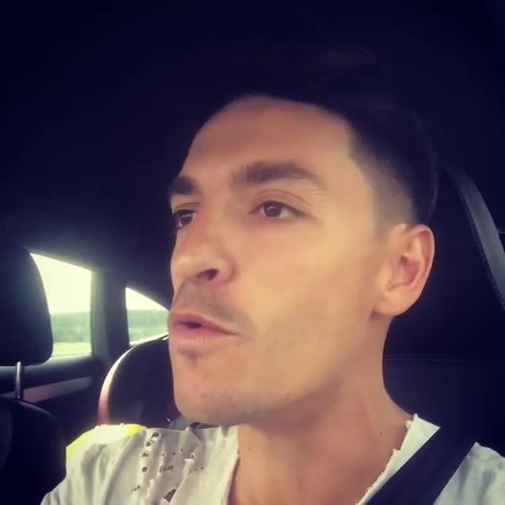 Další celebrita která se natáčí a řídí zároveň. Michal Hrdlička své video za jízdy zveřejnil na Instagramu