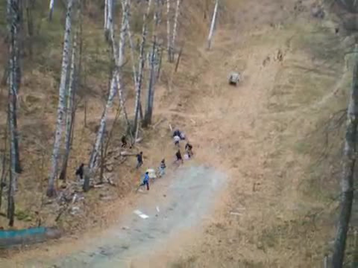 Ruští puberťáci se spustili z kopce v obří špulce od kabelu! Konec videa není pro slabé povahy