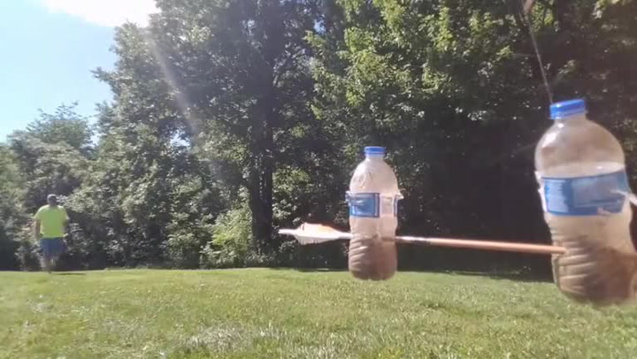 Neuvěřitelné umění. Lukostřelec rozhoupal dva terče proti sobě, zasáhl oba jediným šípem!