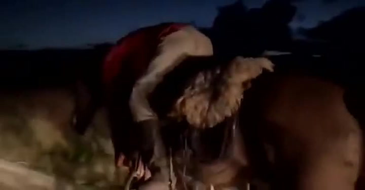 Mysleli si, že na koni jede mrtvola muže. Skutečnost však byla úplně jiná!