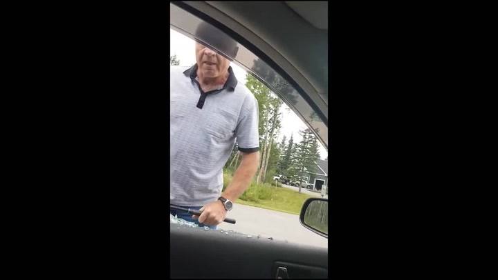 Co to je za psychopata? Dlužil chlapíkovi balík peněz, místo vrácení mu rozsekal auto!