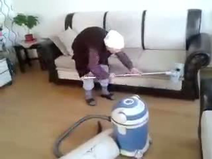 Tahle stařenka zapomněla při pravidelném gruntování na jednu drobnost. Video je hitem internetu!