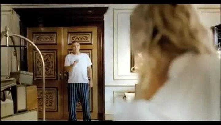 Vzbudila se v kocovině a zjistila, že si v noci vzala George Clooneyho! Reklama norské banky válcuje internet